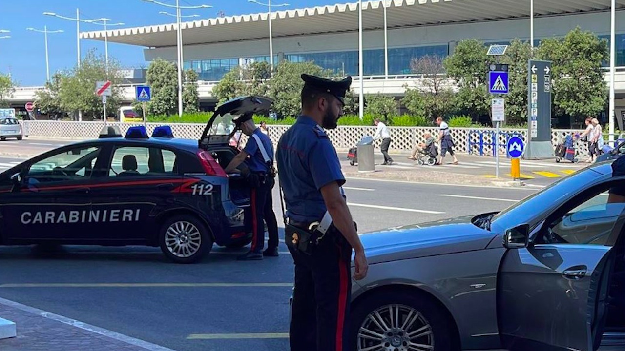 Fiumicino, Ncc abusivo fugge dagli agenti con una cliente a bordo