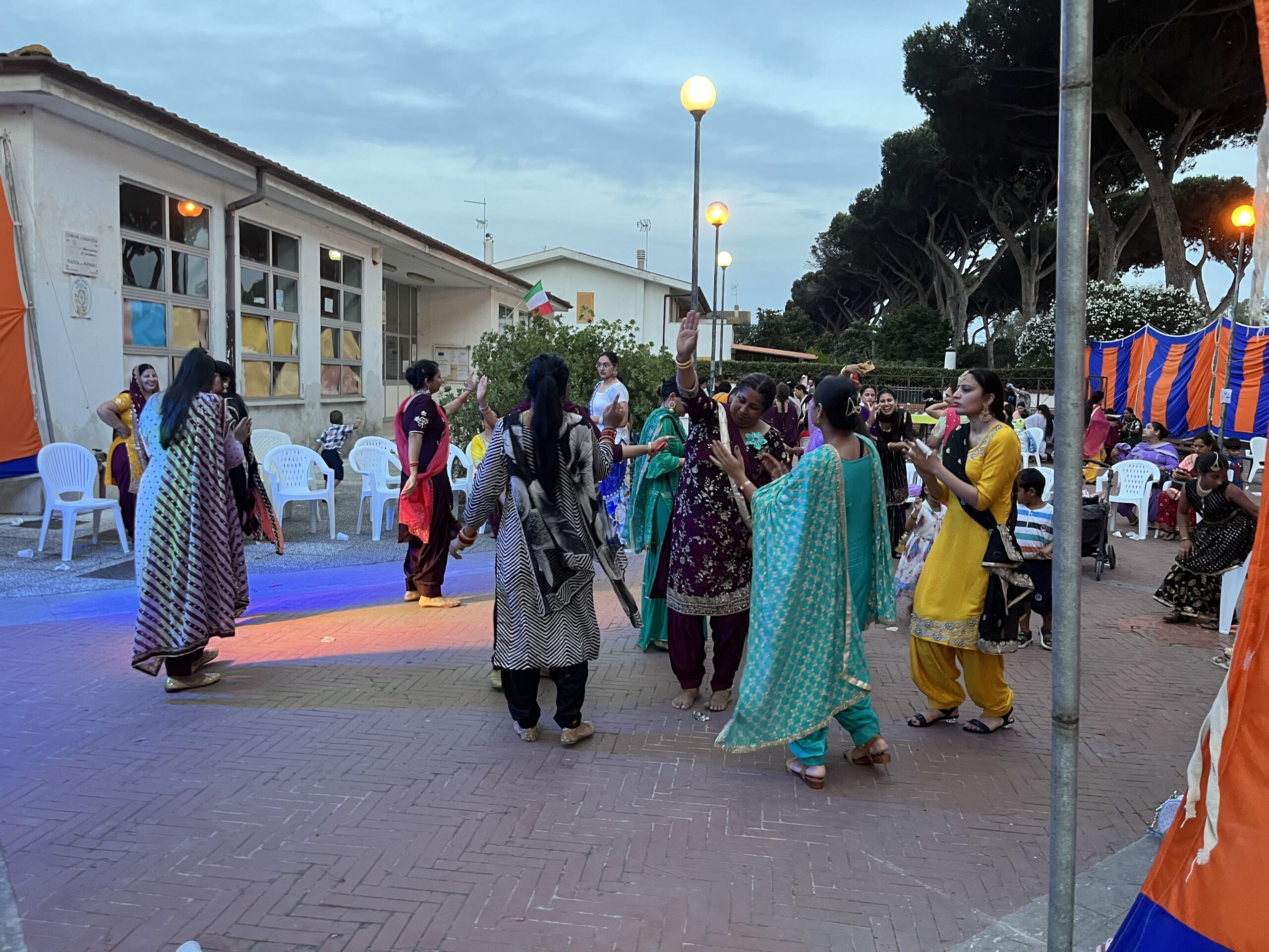 Bella Farnia, le donne indiane festeggiano il Teeyan: le due facce dell'integrazione