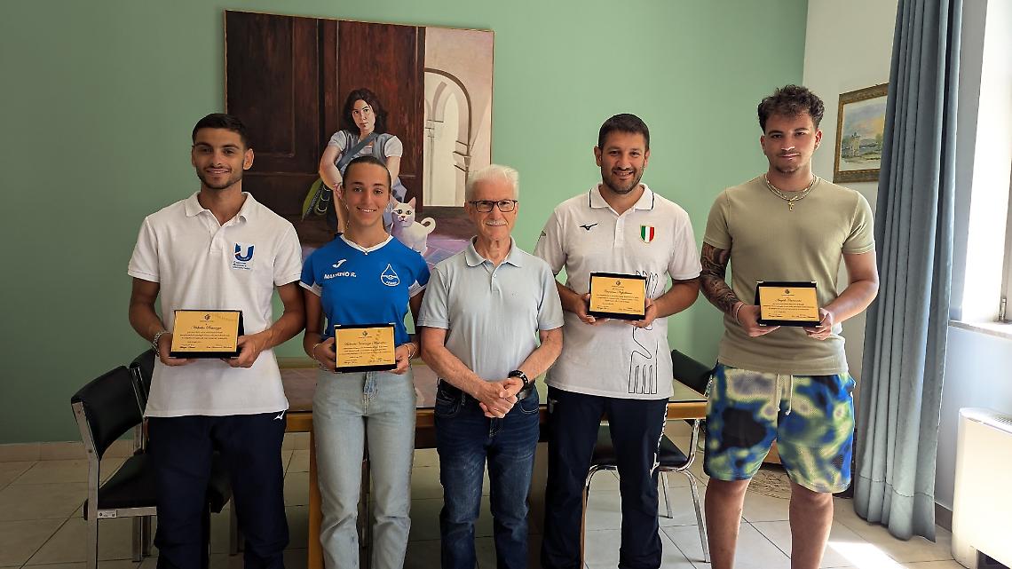 Fondi, quattro giovani premiati dal sindaco per meriti sportivi