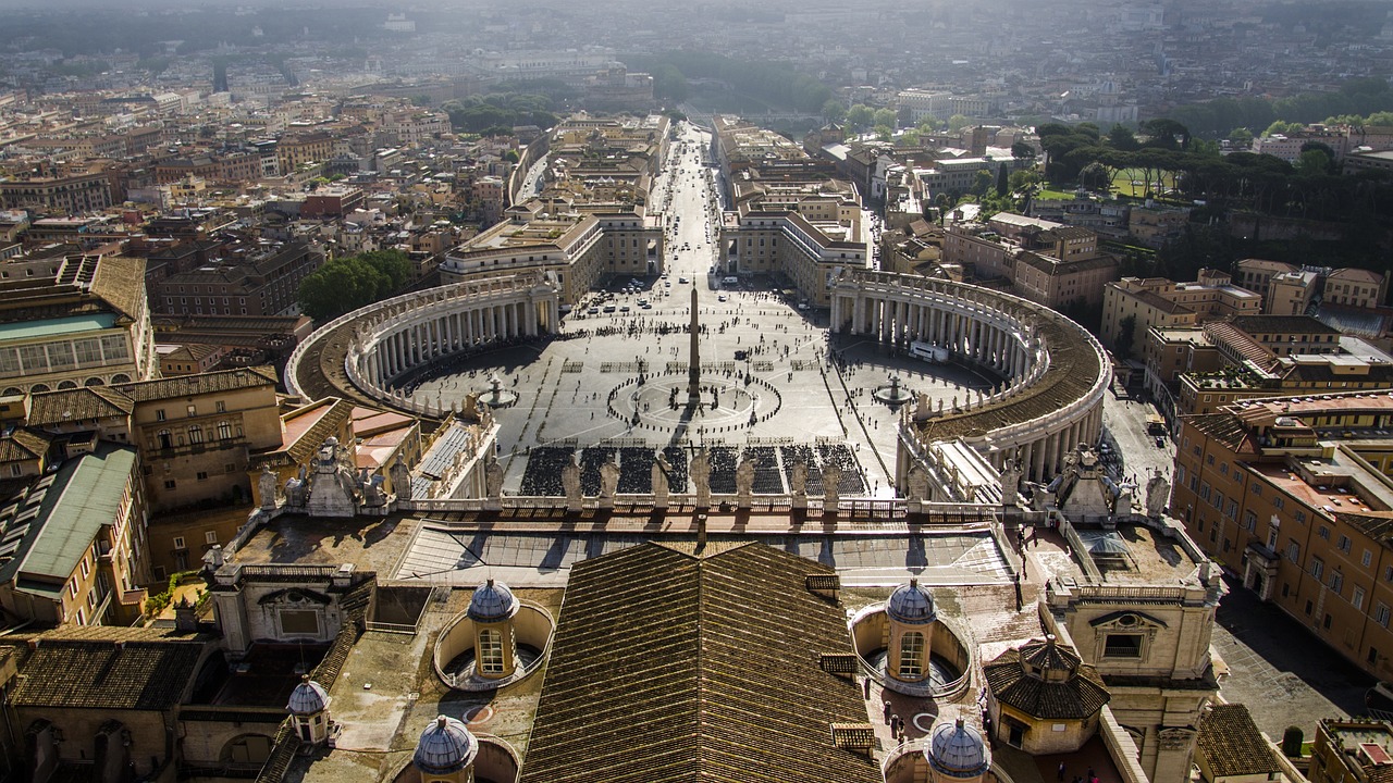 San Pietro, sale sull'altare e getta a terra i candelabri: denunciato