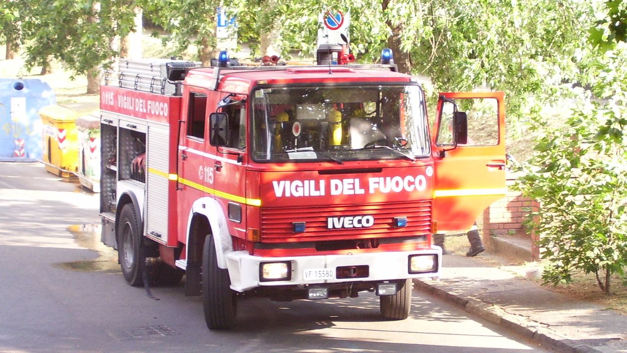 Fiumicino, incendio in un appartamento: 67enne finisce in ospedale