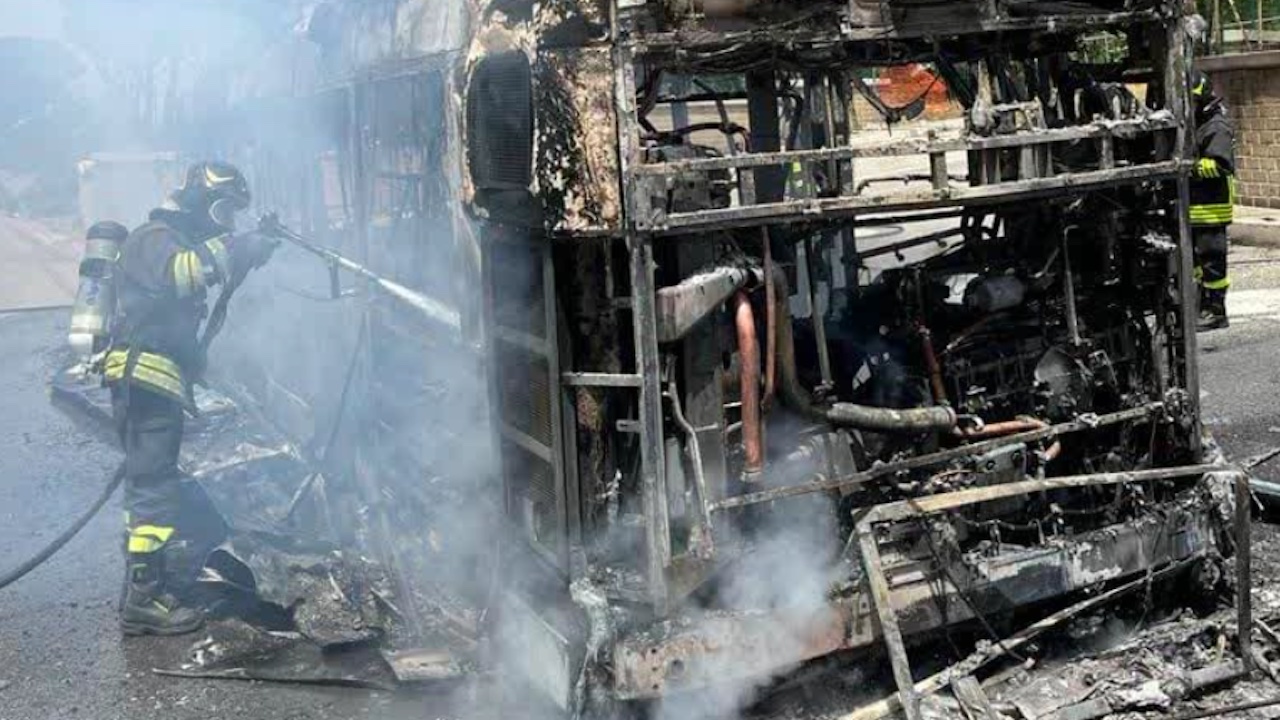 Bus in fiamme a Roma, lingue di fuoco e colonna di fumo nero