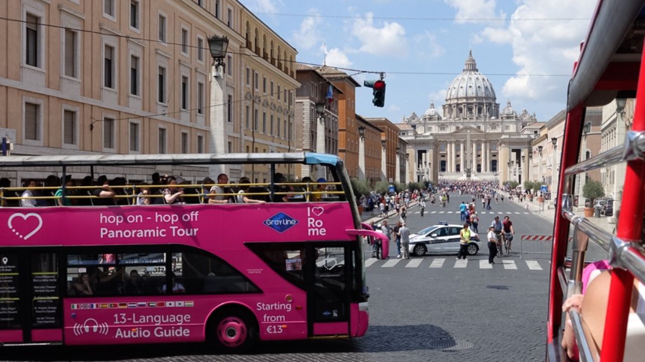 Caos bus turistici a Roma: sosta irregolare nella ZTL e pioggia di multe