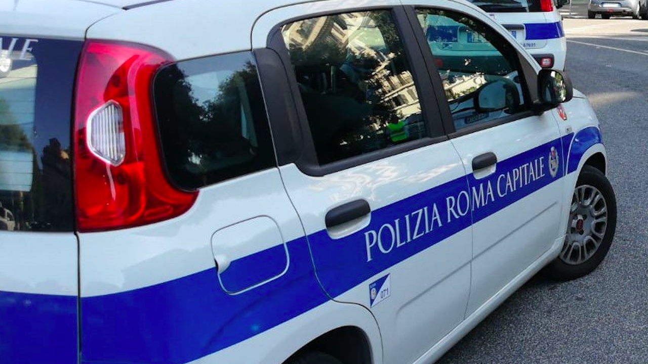 Incidente a Tor Cervara, 53enne morto nello scontro fra scooter e scuola bus