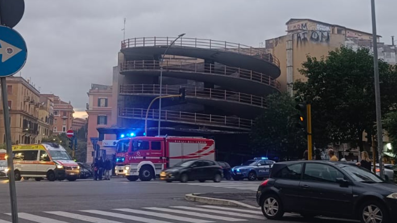 Roma, incendio nell'ex parcheggio a San Giovanni: a fuoco rifiuti