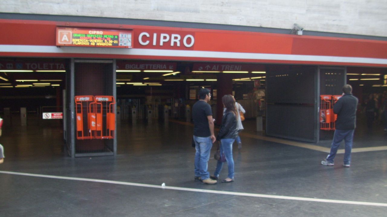 Tentato suicidio alla stazione Cipro: persona sui binari, è grave