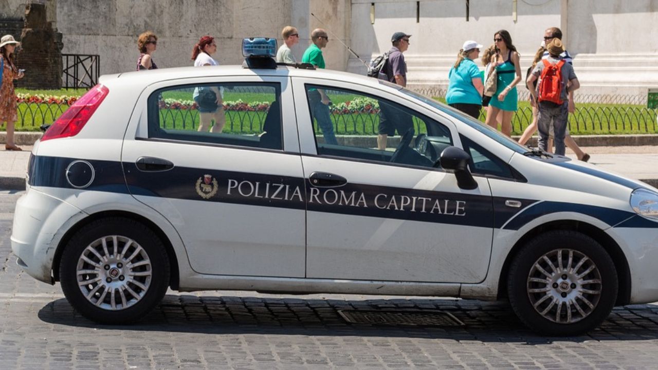 Roma, si arrampica sul tettino di un'auto della Polizia Locale e scappa