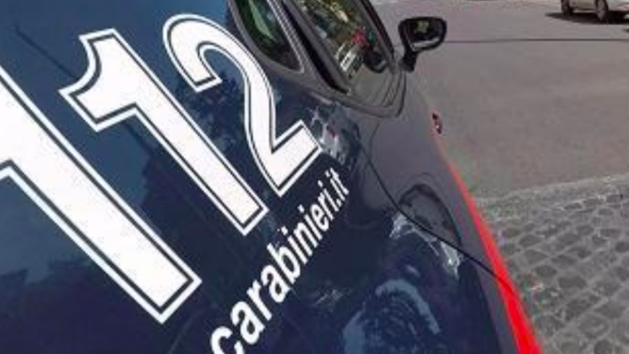 Rapina in villa ad Aprilia, armati di pistola minacciano la proprietaria: caccia a due banditi