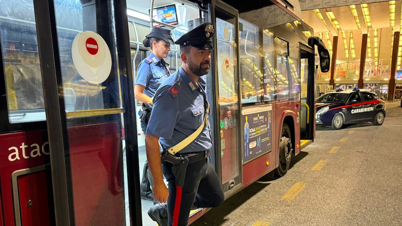 Rapine in serie sul bus a Roma: presa la banda del "notturno"