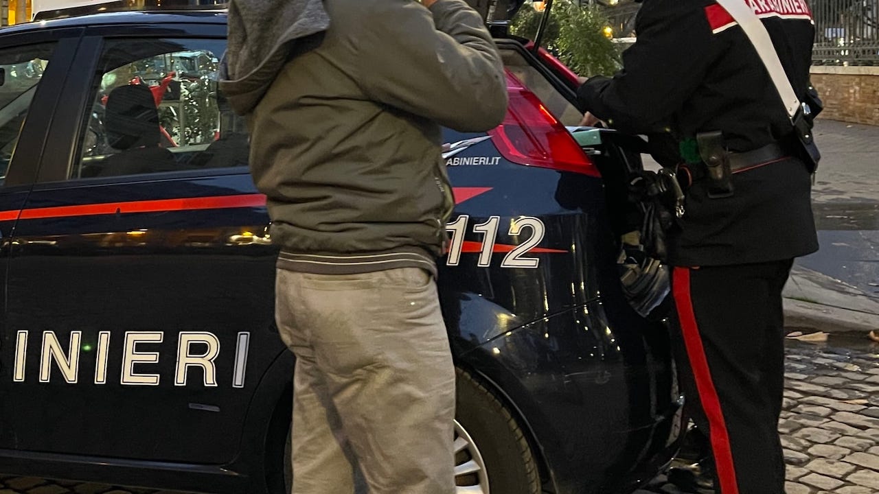 Roma, accoltella fratello in strada a Tor Bella Monaca: poi resta a guardarlo