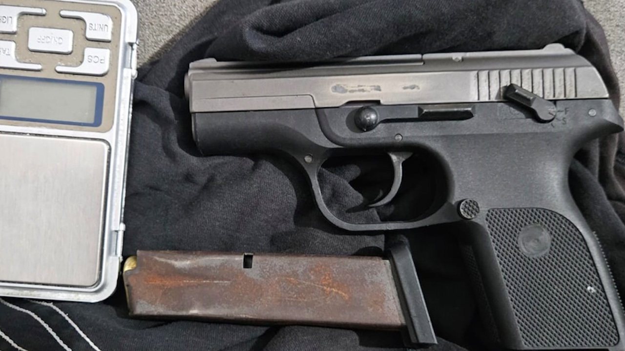Roma, rapinavano automobilisti in scooter e pistola in mano: arrestati