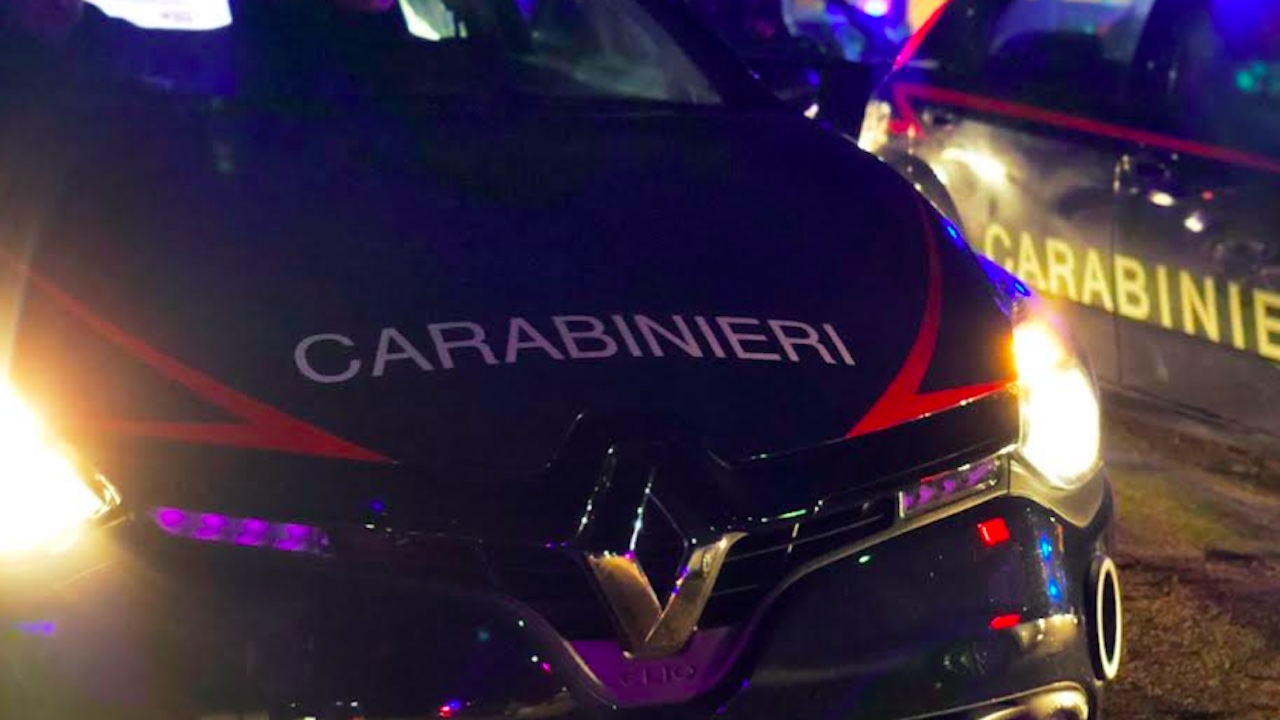 Roma, coltello in pugno minaccia la ex di pubblicare foto intime