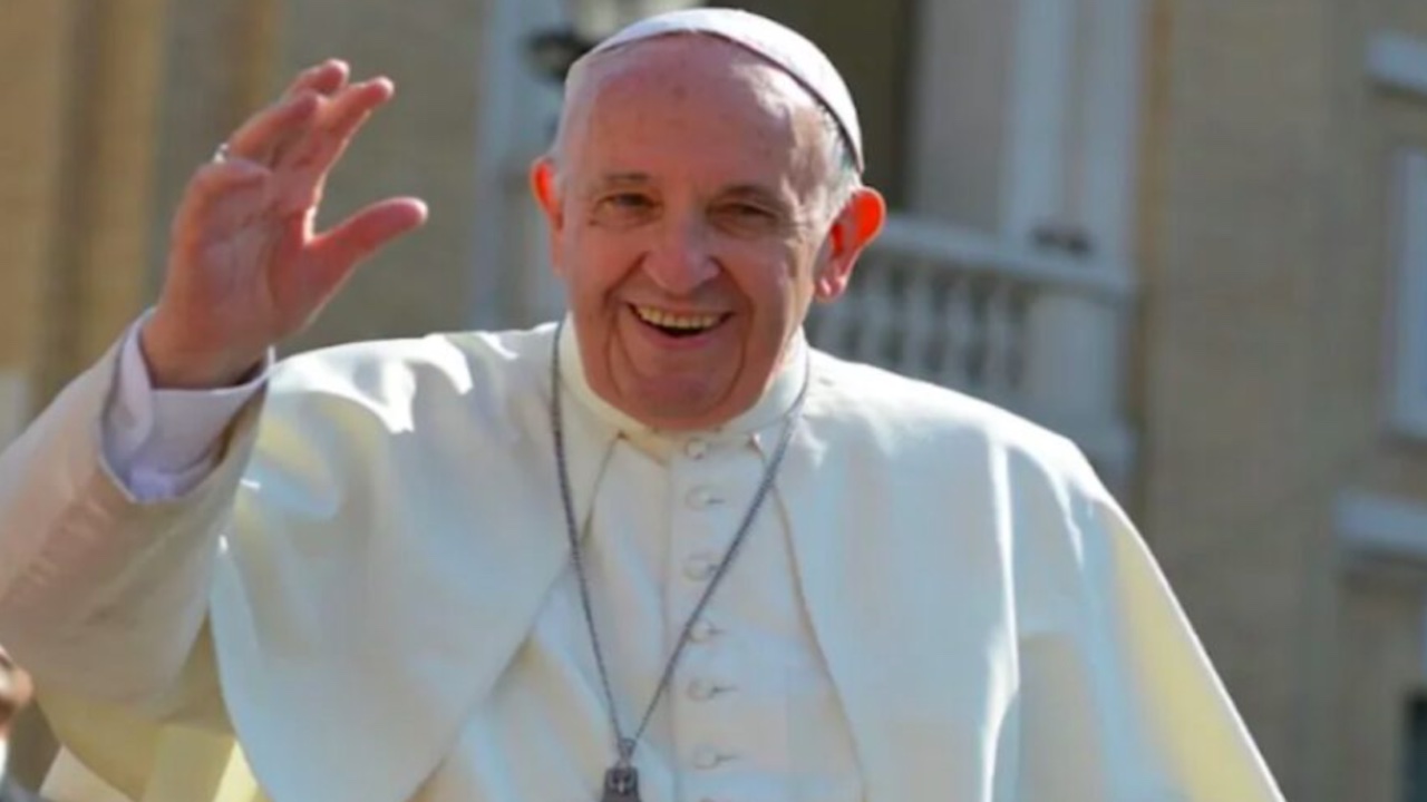 Il Papa ricoverato per bronchite annulla tre appuntamenti. Gualtieri: " Siamo vicini al Santo Padre"