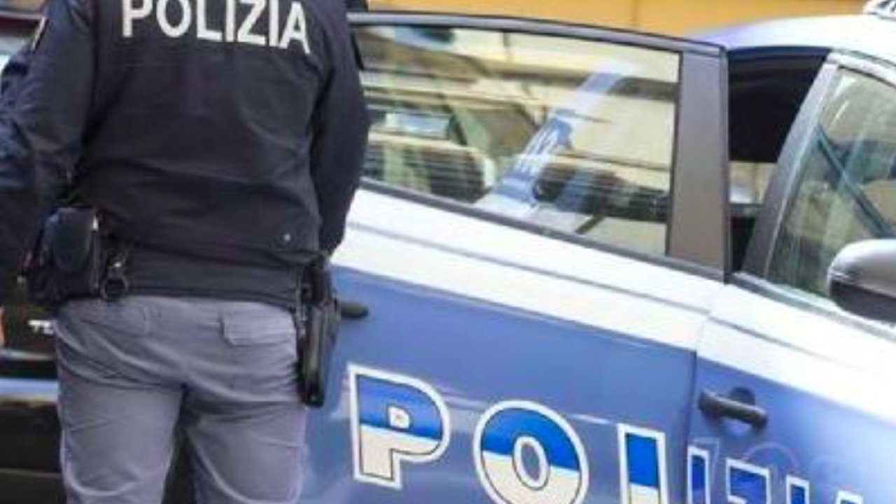 Albano, nella notte incendio al commissariato: distrutte alcune auto polizia