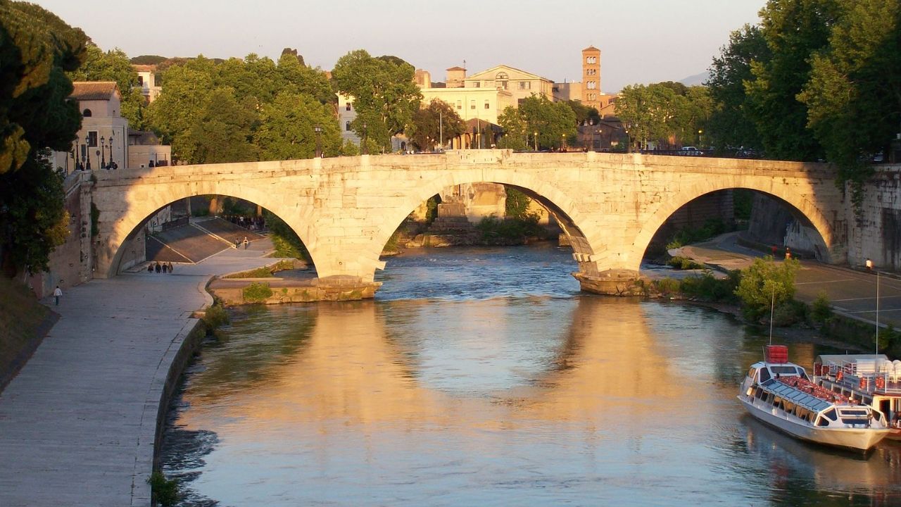 Tentata rapina a Roma: turista si tuffa nel Tevere