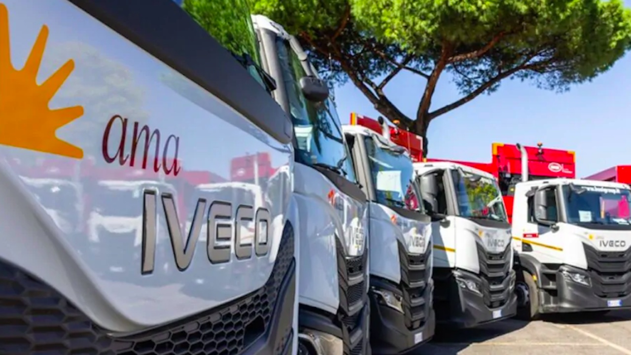 Finto funerale davanti impianto Ama a Rocca Cencia: "Basta rifiuti, bonificateci"