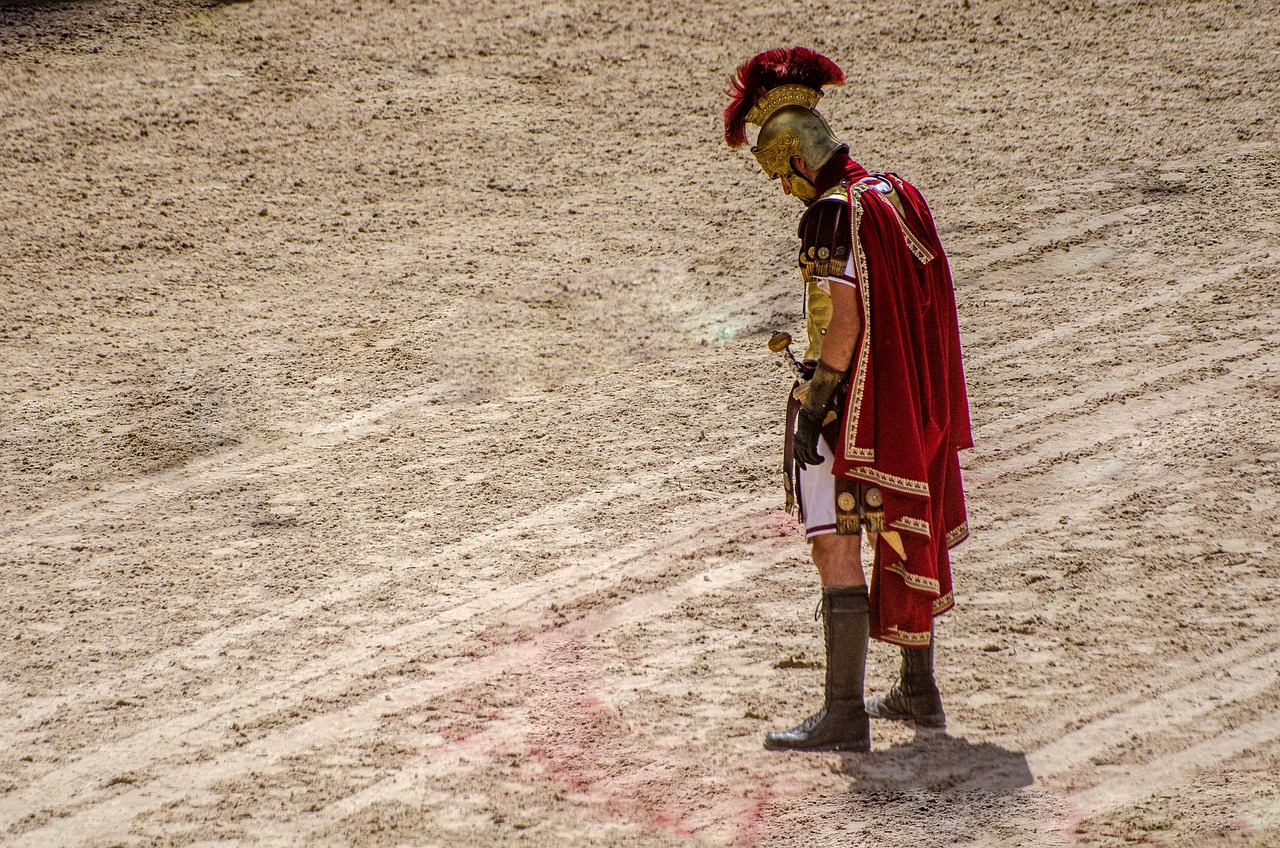 Roma, turisti come gladiatori al Colosseo: scatta la petizione contro l'accordo