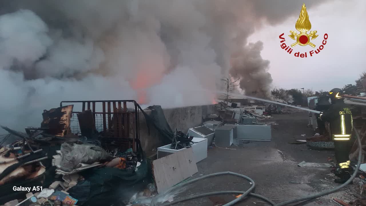 Incendio Tor Cervara, al via monitoraggio aria: le raccomandazioni
