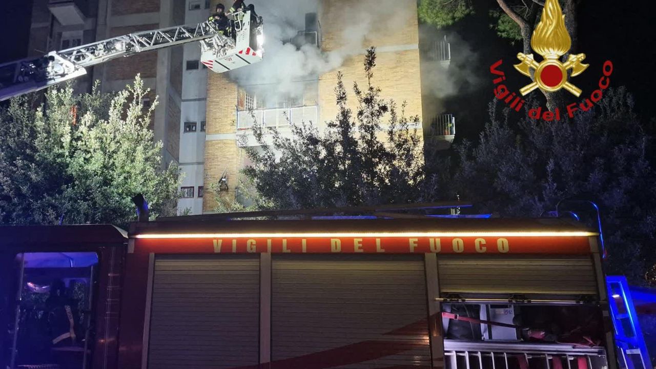 Incendio all'alba a Torre Spaccata con 3 feriti: due in codice rosso