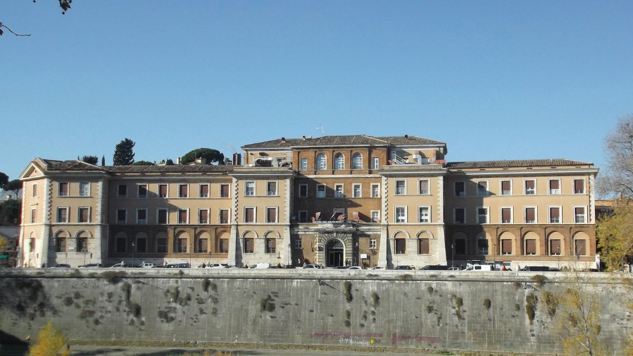 Uomo appicca incendio nell'ospedale Santo Spirito di Roma: fermato
