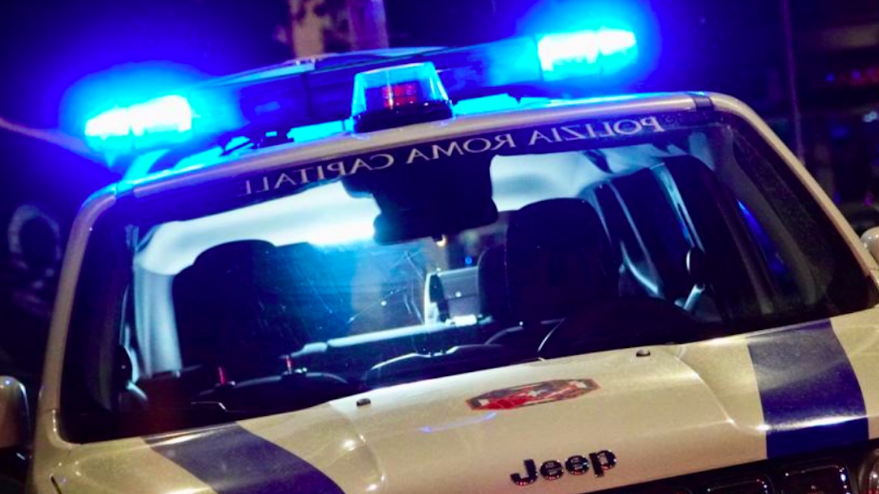 Scooter si schianta contro auto in sosta sul lungotevere: gravi due ragazzi