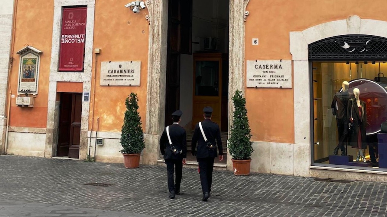 Roma, tentano acquisto orologio di lusso con soldi falsi poi la rapina