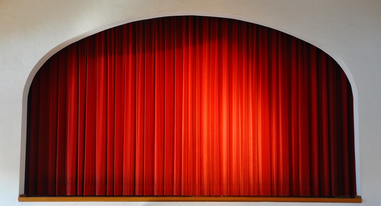 ‘Aggiungi un posto a tavola’ compie 50 anni e torna a teatro