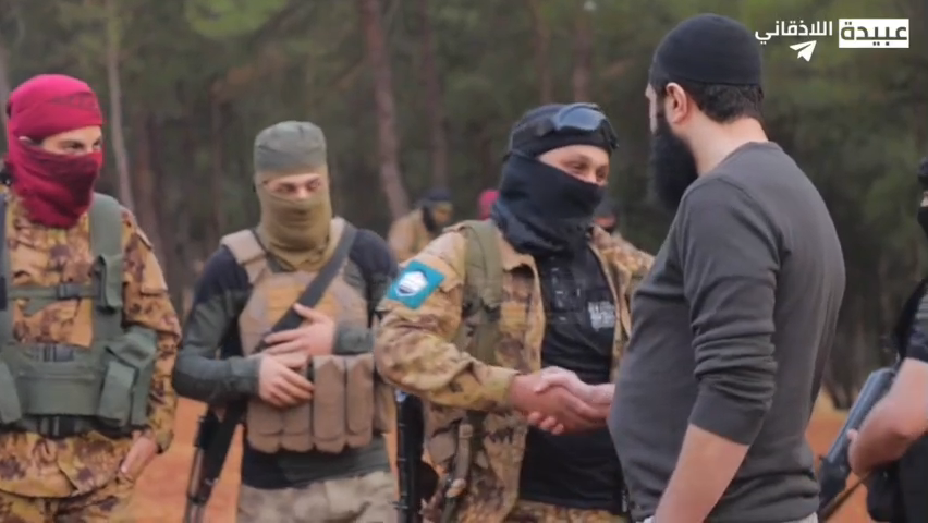 Al-Jolani con alcuni ribelli in Siria