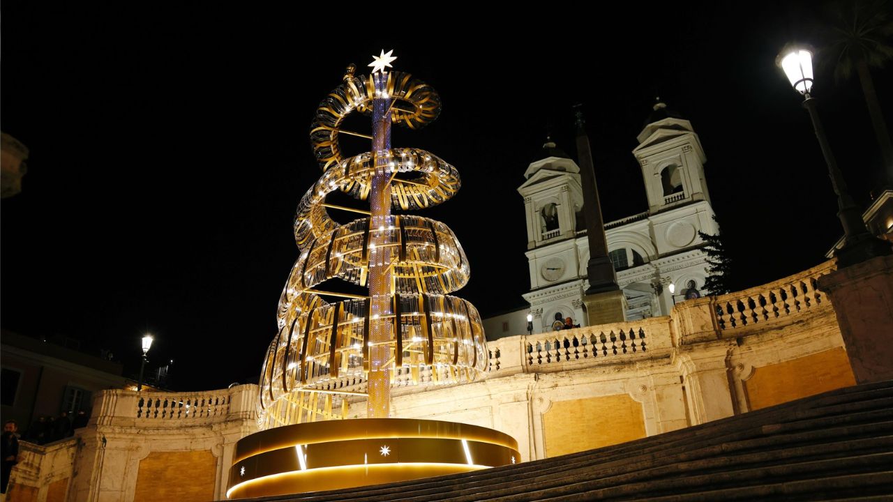 Inaugurato l'albero di Natale di Bulgari in piazza di Spagna a Roma