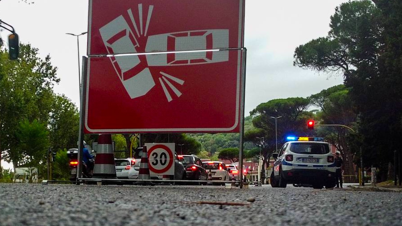 Massimo Lopez investito a Roma da uno scooter che va via: "Targa presa"