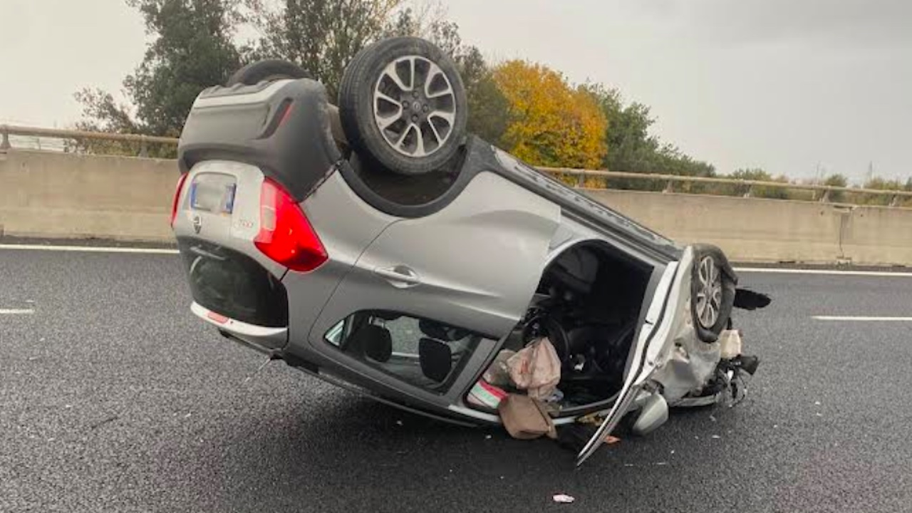 Roma, anziana salvata da auto in fiamme in A1: l'intervento dell'agente fuori servizio