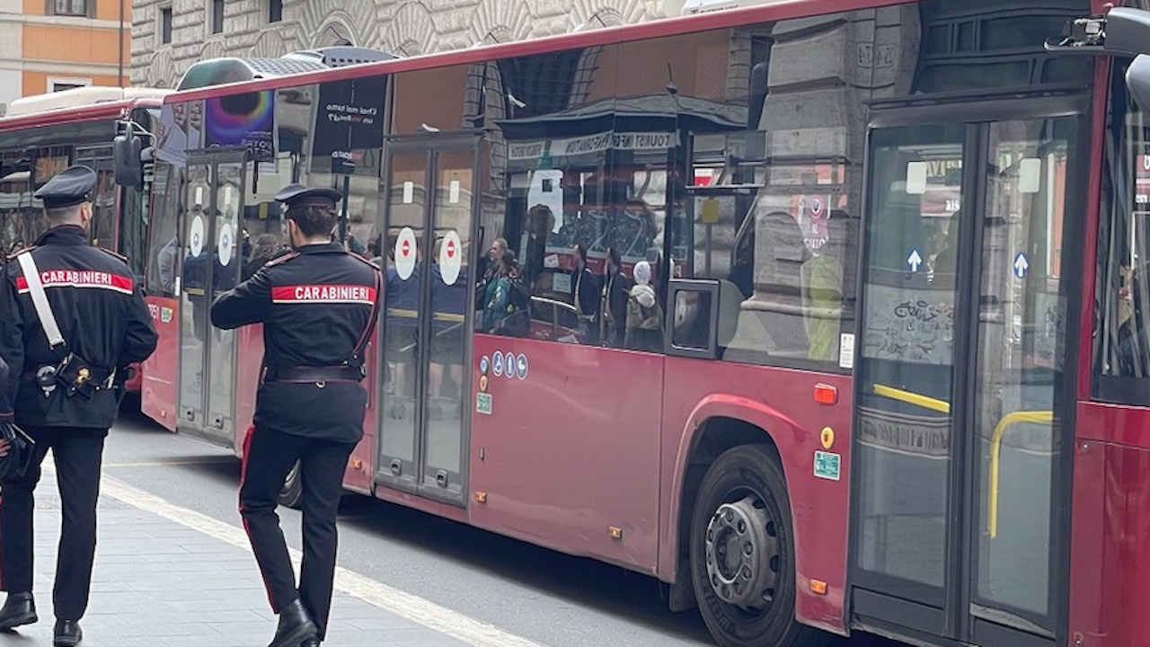 Roma, turisti nel mirino dei borseggiatori tra bus e monumenti: 14 arresti nel weekend
