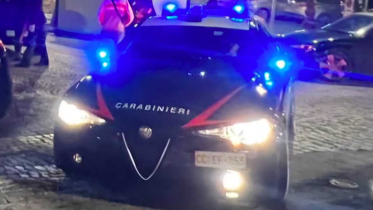 Notte da incubo al Quarticciolo: cancello condominiale rubato e scooter a fuoco