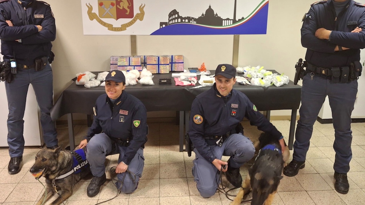 Blitz al Quarticciolo: trovati 20 kg di droga e pistola rubata