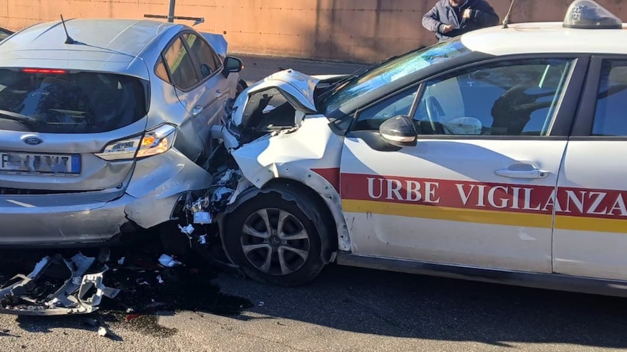 Roma, ruba auto al cimitero e si schianta contro macchina vigilanza Ama