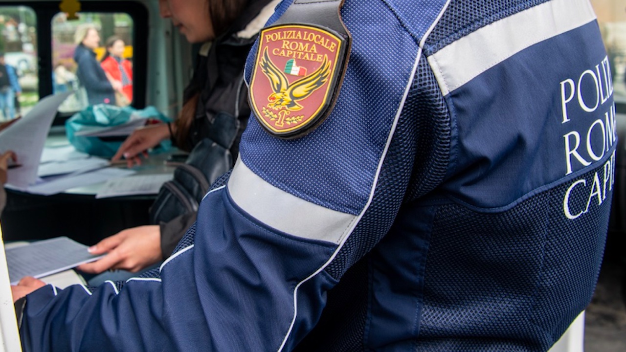 Roma, borse e merce contraffatta: sequestrati 600 articoli nel Tridente