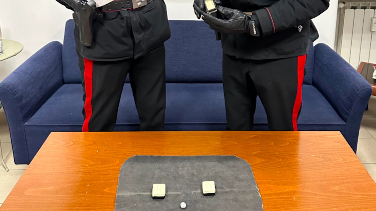 Roma, perdono 300 euro alle "3 campanelle" e inseguono truffatore: denunciato