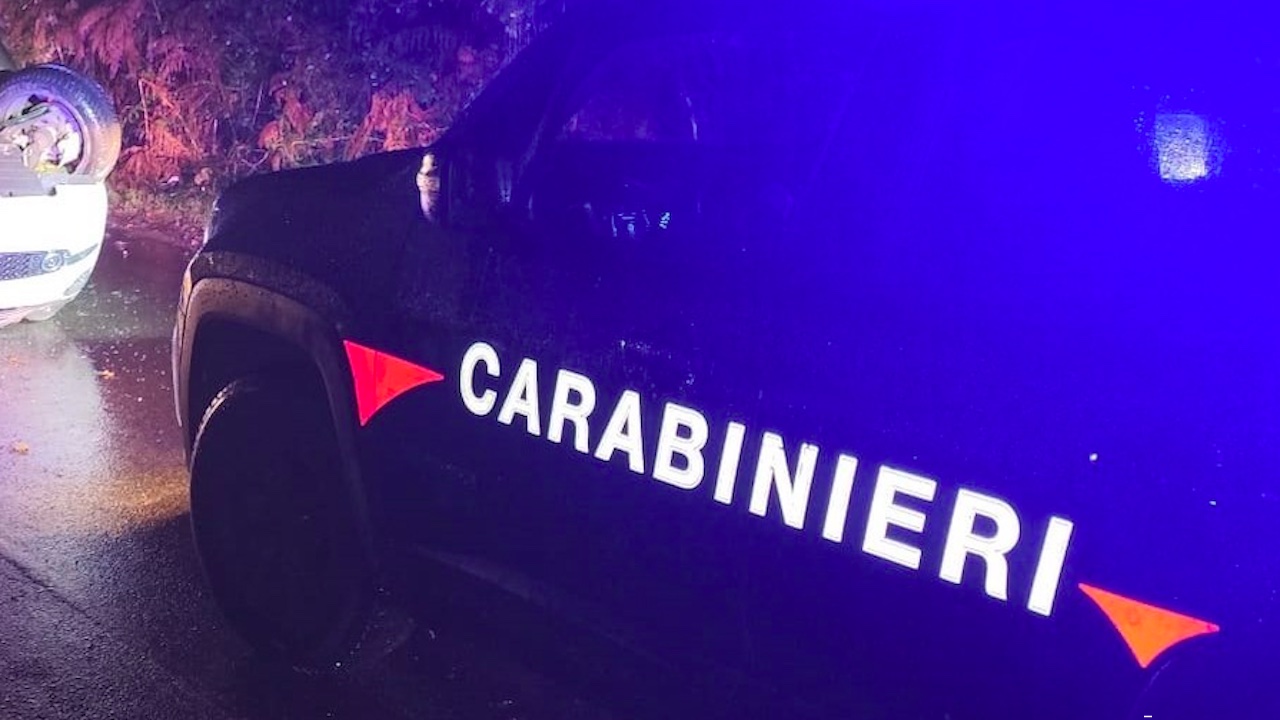 Tragedia alle porte di Roma, auto si ribalta a Velletri: morto ragazzo 24 anni, 3 feriti