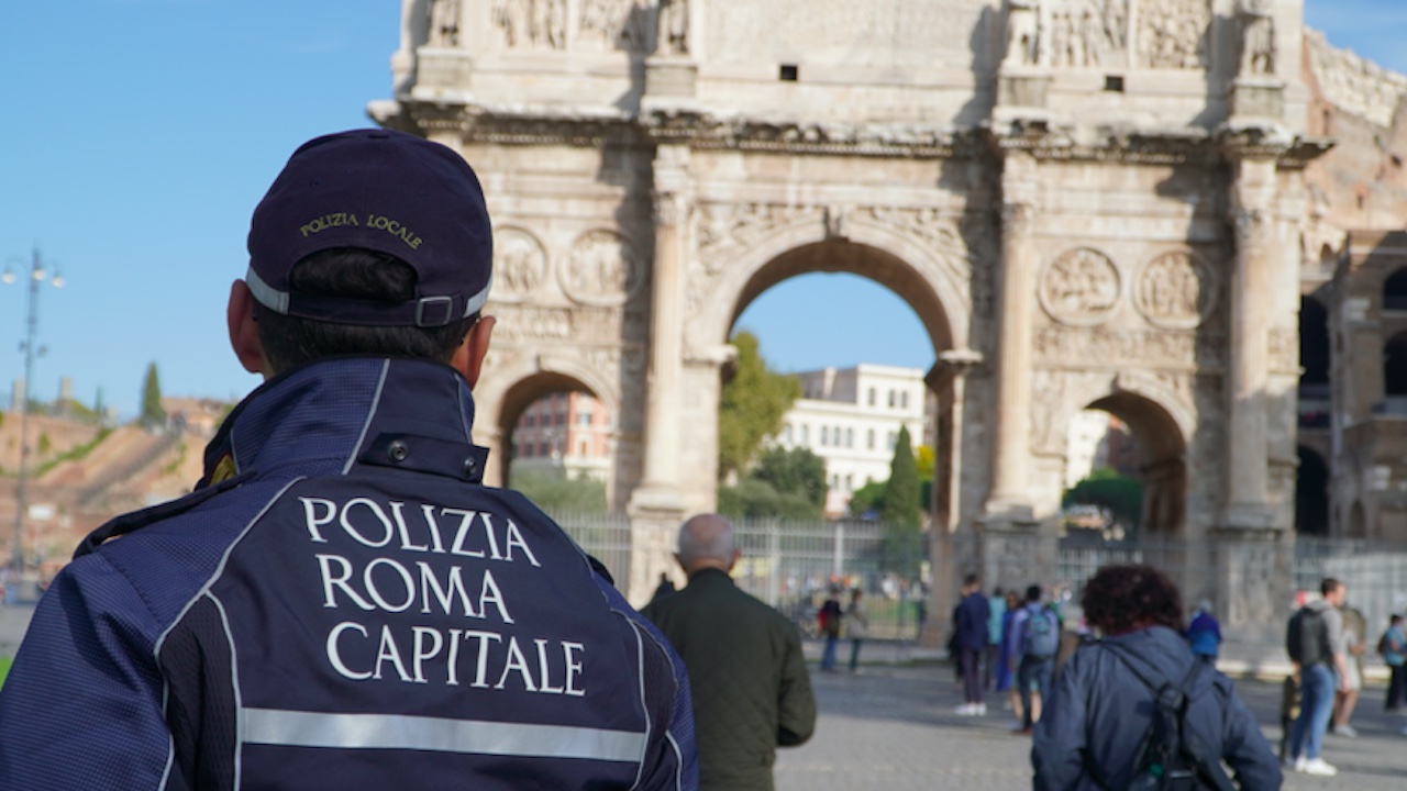 Infastidivano turisti per un selfie al Colosseo, multati 2 "gladiatori"