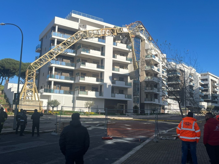 Terrore a Grotta Perfetta: crolla una gru all’interno di un condominio, nessun ferito ma tre famiglie sono state evacuate
