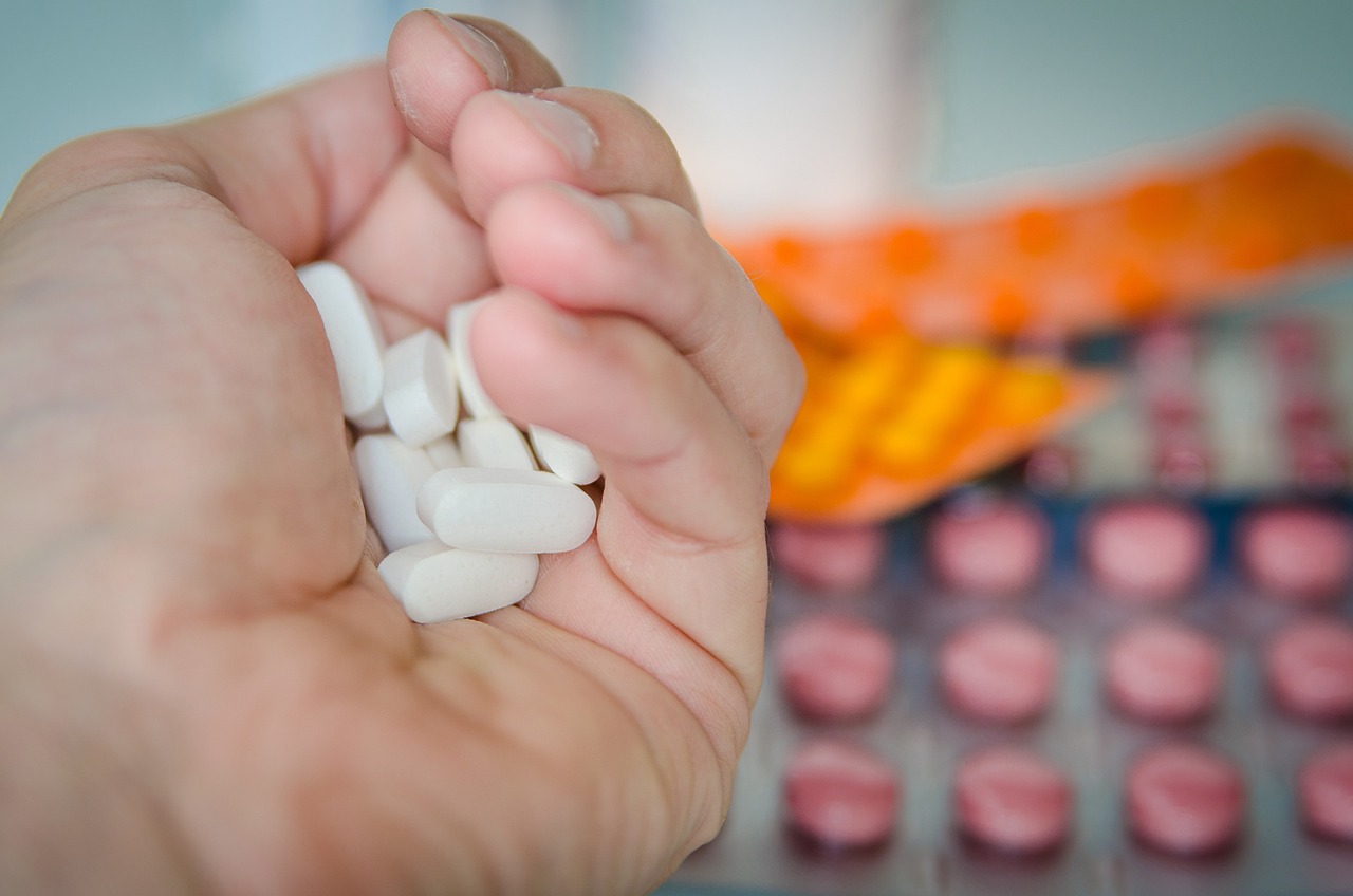 Rapinano una farmacia e resistono all'arresto: tre arresti a Roma