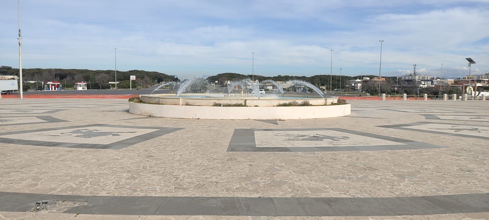 Ostia: “La Fontana dello Zodiaco a rischio crollo”, l’allarme erosione dei consiglieri M5s del Municipio X