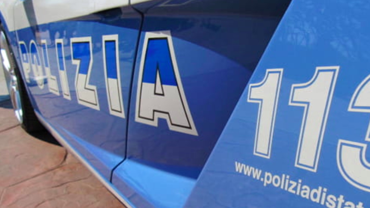 Latina, microcamere sui vestiti per superare l'esame della patente: 6 arresti