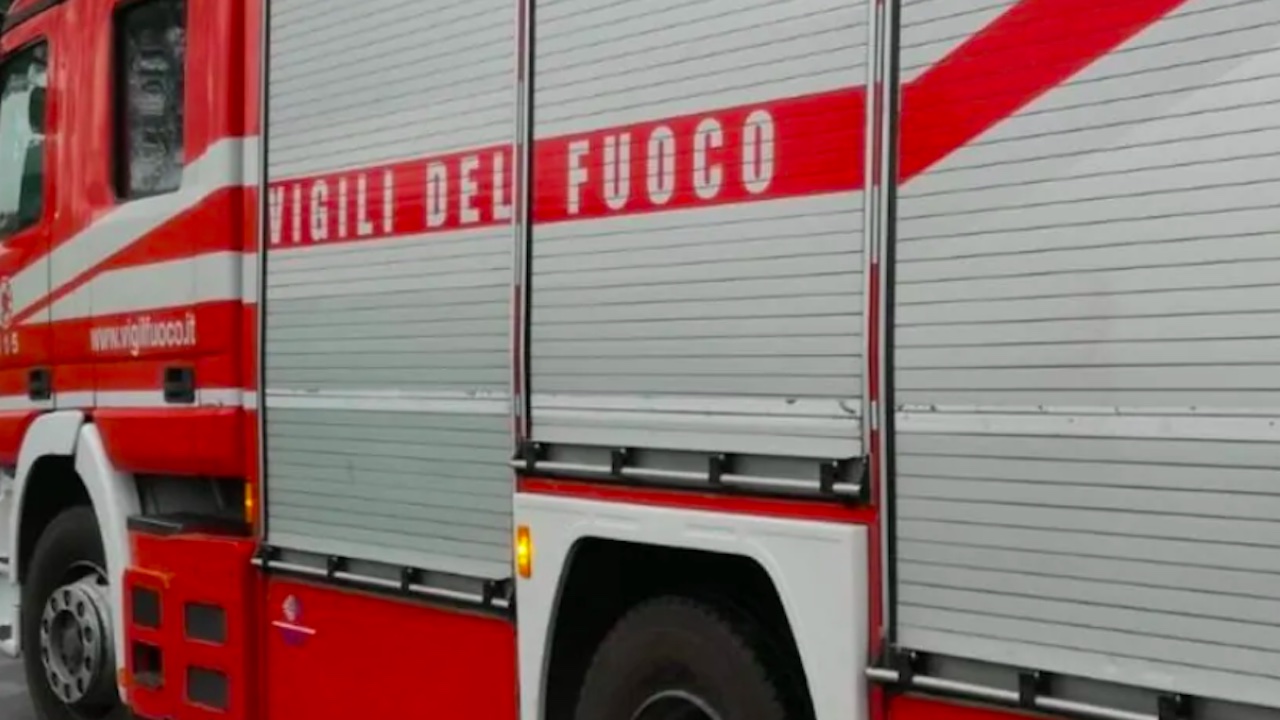 Latina, uomo sale sul tetto di un palazzo e minaccia di lanciarsi