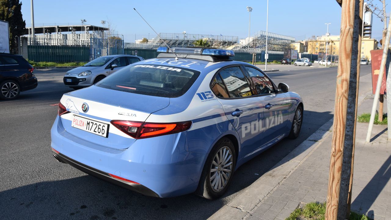 Tor Bella Monaca, droga nascosta in un tronco d'albero: 6 arresti