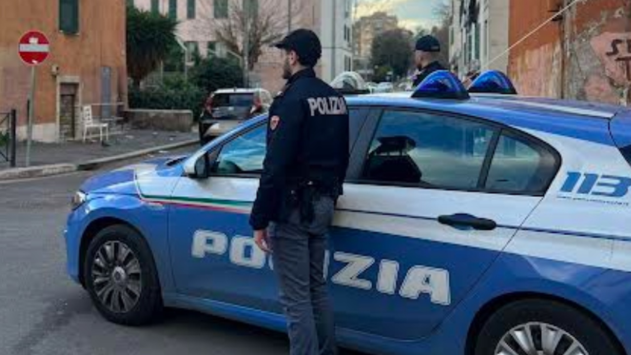 Quarticciolo, poliziotti aggrediti durante controlli antidroga: in venti con spray urticante