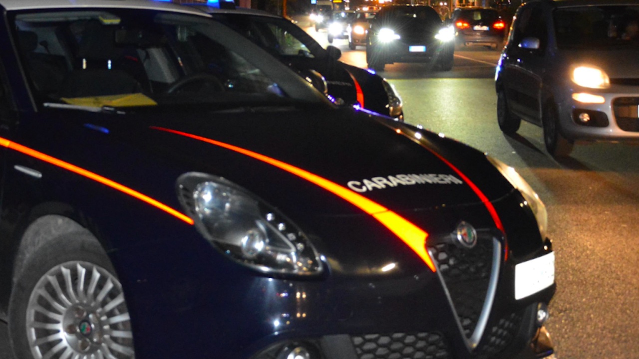 Roma, fuggono all'alt e sbattono contro un'auto: preso un 23enne, caccia ai complici