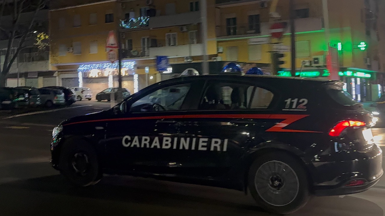Roma, petardo esploso in bottiglia di vetro: 2 bambini feriti dalle schegge