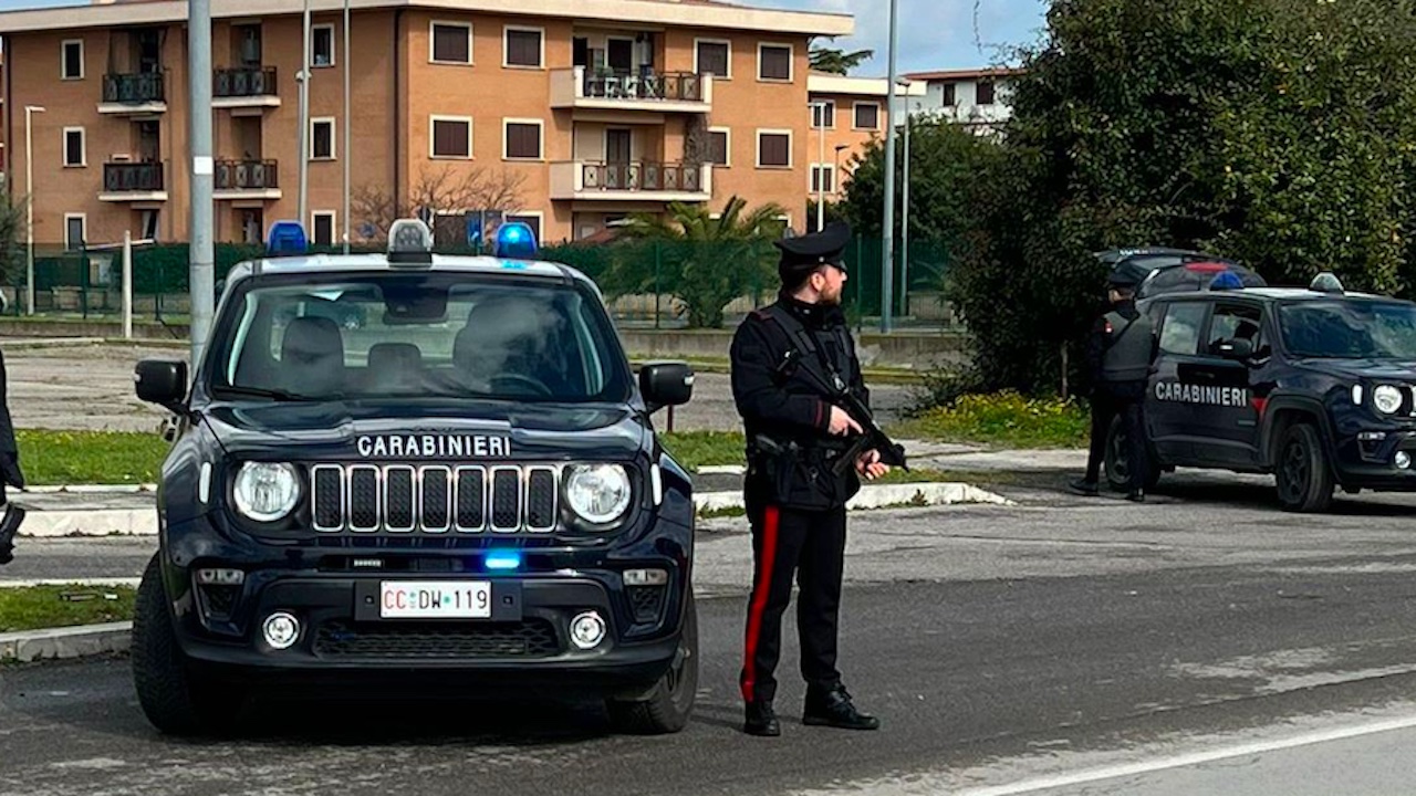 Roma, lite dal barbiere finisce in rissa a coltellate: tre arresti a Tivoli