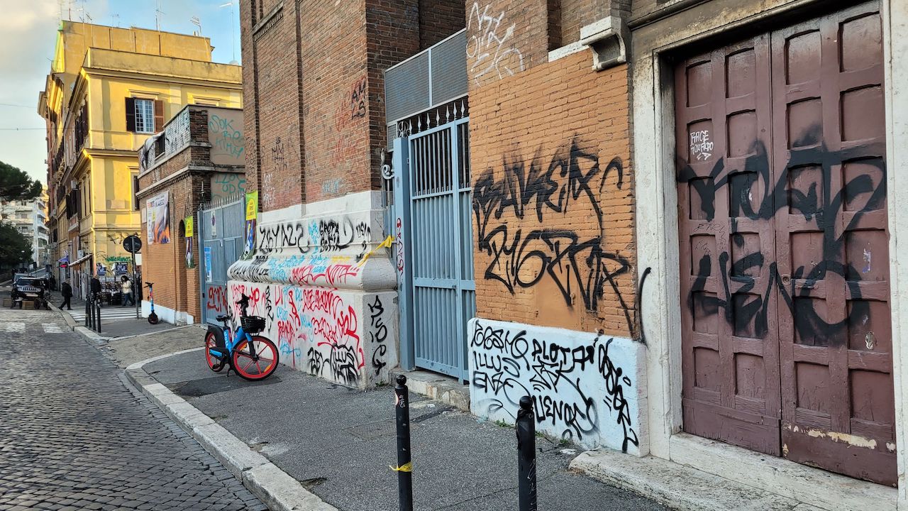 Roma, San Lorenzo si mobilita per pulire il quartiere vandalizzato